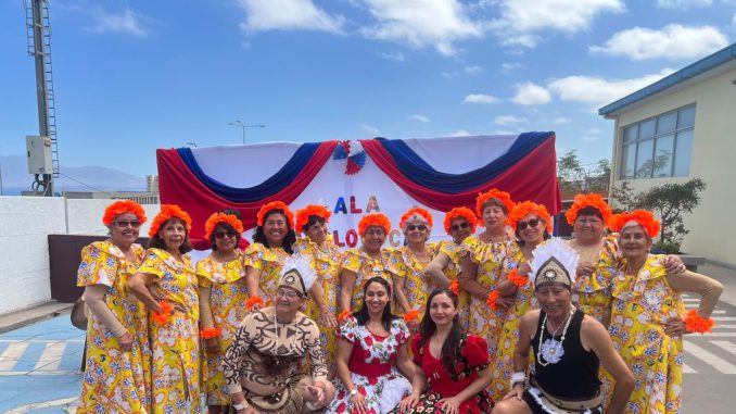 Personas mayores de Antofagasta y Mejillones compartiendo bailes y actividades recreativas en su mes