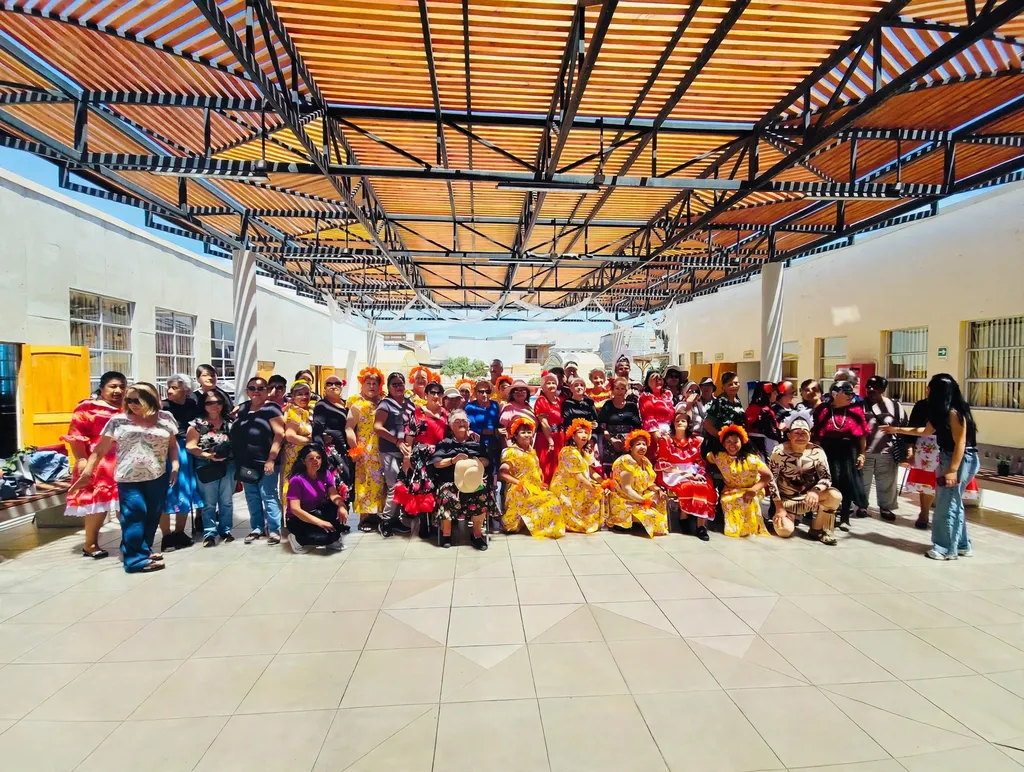 PERSONAS MAYORES DE ANTOFAGASTA Y MEJILLONES CELEBRAN JUNTAS SU MES CON ACTIVIDADES RECREATIVAS Y CULTURALES Personas mayores de Antofagasta y Mejillones compartiendo bailes y actividades recreativas en su mes