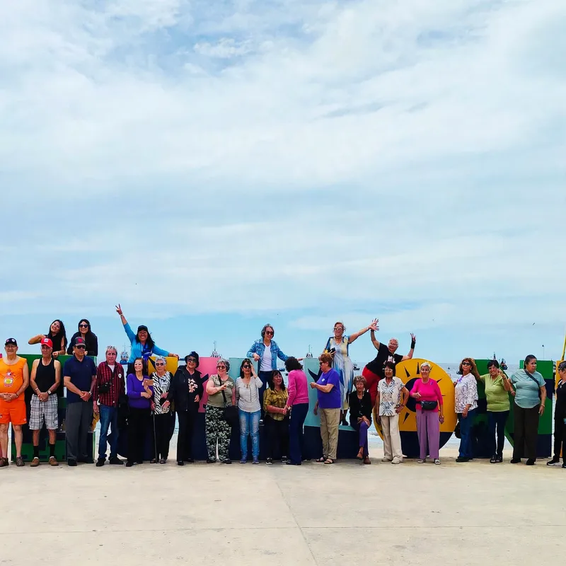 PERSONAS MAYORES DE ANTOFAGASTA Y MEJILLONES CELEBRAN JUNTAS SU MES CON ACTIVIDADES RECREATIVAS Y CULTURALES Personas mayores de Antofagasta y Mejillones compartiendo bailes y actividades recreativas en su mes