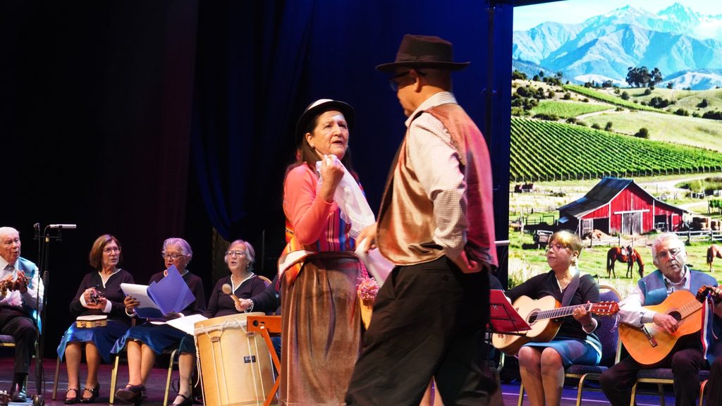 PROGRAMA DE ADULTO MAYOR DE ANTOFAGASTA CELEBRA TRES DÉCADAS DE VIDA ACTIVA CON GRAN GALA DE FOLCLOR Adultos mayores celebrando los 30 años del programa municipal en el Teatro Municipal de Antofagasta