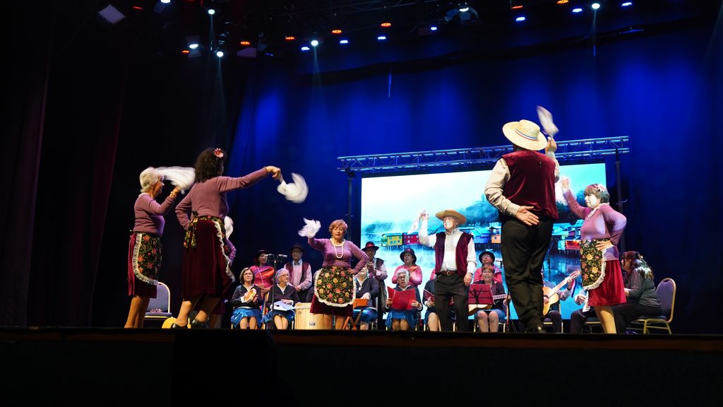 PROGRAMA DE ADULTO MAYOR DE ANTOFAGASTA CELEBRA TRES DÉCADAS DE VIDA ACTIVA CON GRAN GALA DE FOLCLOR Adultos mayores celebrando los 30 años del programa municipal en el Teatro Municipal de Antofagasta