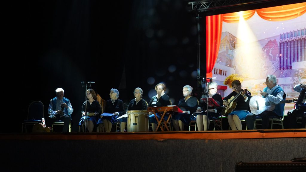 PROGRAMA DE ADULTO MAYOR DE ANTOFAGASTA CELEBRA TRES DÉCADAS DE VIDA ACTIVA CON GRAN GALA DE FOLCLOR Adultos mayores celebrando los 30 años del programa municipal en el Teatro Municipal de Antofagasta