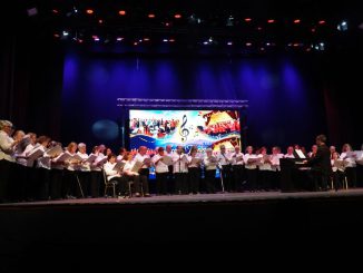 Adultos mayores celebrando los 30 años del programa municipal en el Teatro Municipal de Antofagasta
