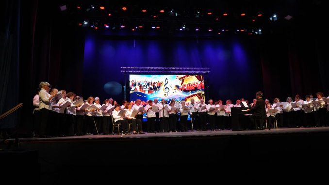 Adultos mayores celebrando los 30 años del programa municipal en el Teatro Municipal de Antofagasta