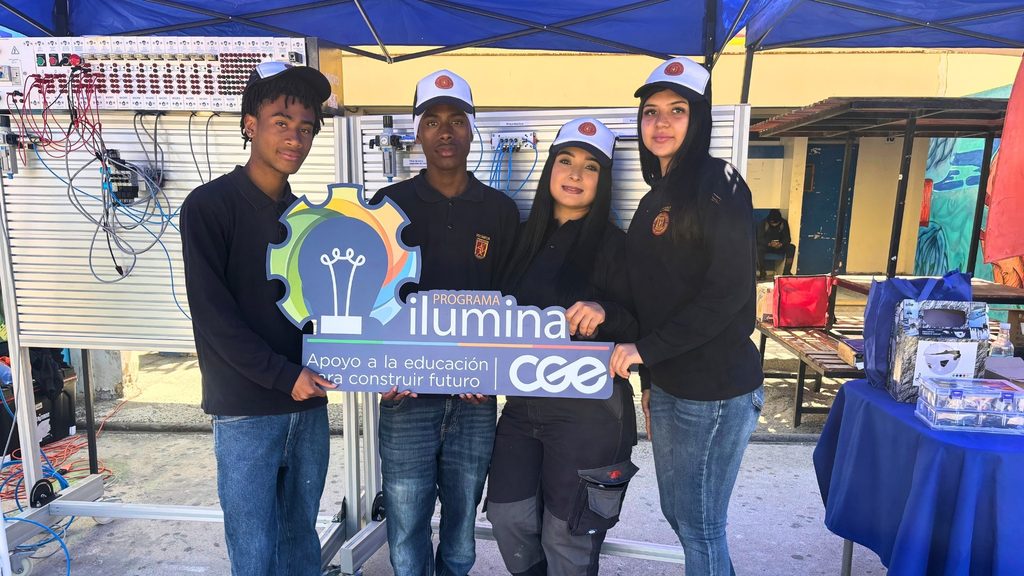 Estudiantes en el nuevo laboratorio eléctrico inaugurado por el Programa Ilumina de CGE en el norte del país