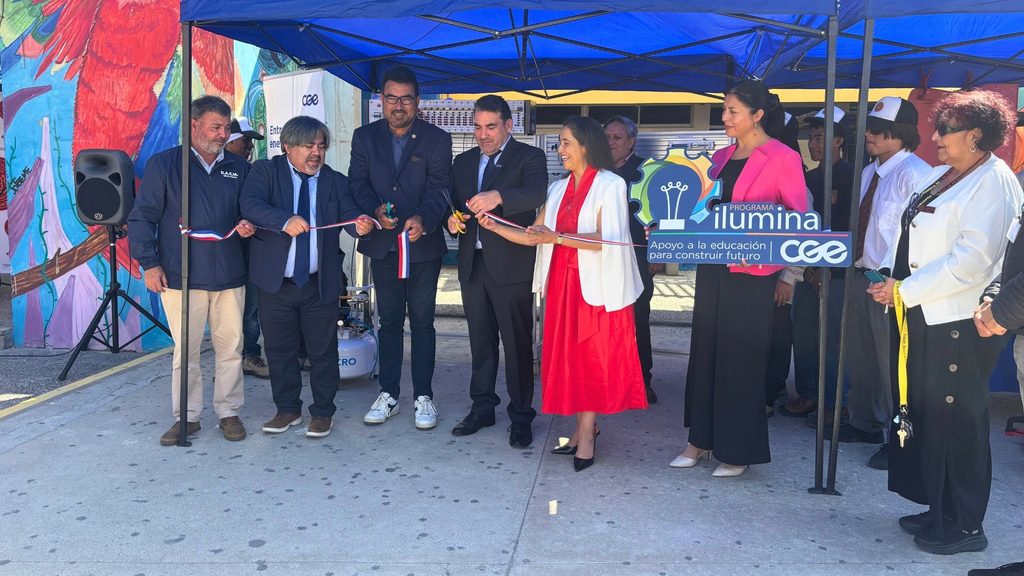 Estudiantes en el nuevo laboratorio eléctrico inaugurado por el Programa Ilumina de CGE en el norte del país