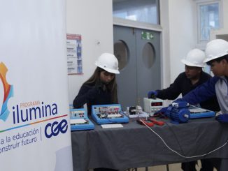 Estudiantes en el nuevo laboratorio eléctrico inaugurado por el Programa Ilumina de CGE en el norte de Chile