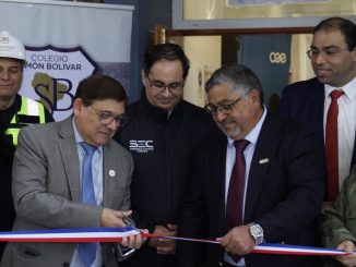 Estudiantes en el nuevo laboratorio eléctrico inaugurado por el Programa Ilumina de CGE en el norte del país