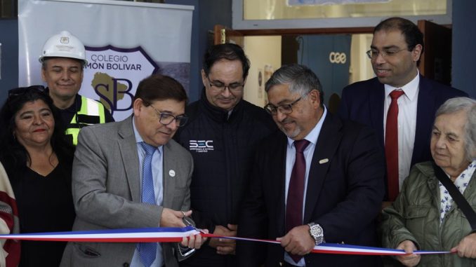 Estudiantes en el nuevo laboratorio eléctrico inaugurado por el Programa Ilumina de CGE en el norte del país