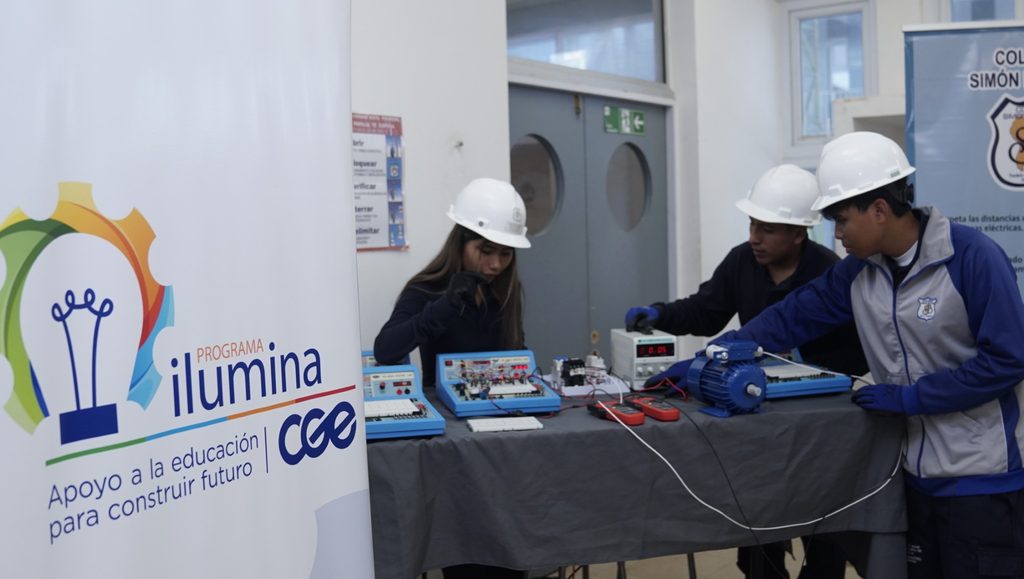 Estudiantes en el nuevo laboratorio eléctrico inaugurado por el Programa Ilumina de CGE en el norte del país