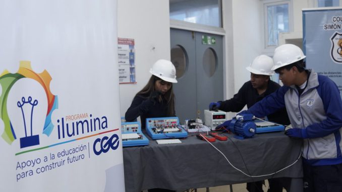 Estudiantes en el nuevo laboratorio eléctrico inaugurado por el Programa Ilumina de CGE en el norte de Chile