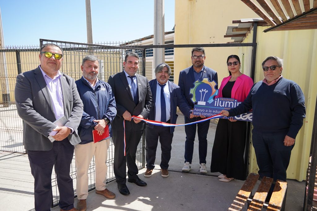Estudiantes en el nuevo laboratorio eléctrico inaugurado por el Programa Ilumina de CGE en el norte del país