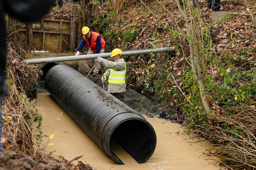 Trabajadores instalando sistemas de riego tecnificado financiados por INDAP en predios agrícolas.
