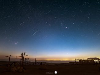 Cielo nocturno estrellado en el desierto de Atacama durante la lluvia de meteoros del cometa Halley