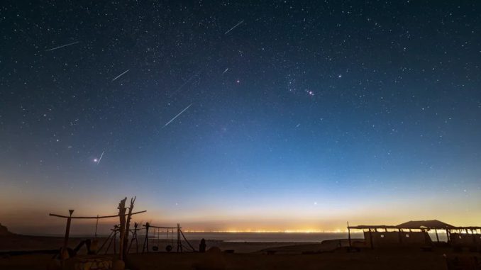 Cielo nocturno estrellado en el desierto de Atacama durante la lluvia de meteoros del cometa Halley