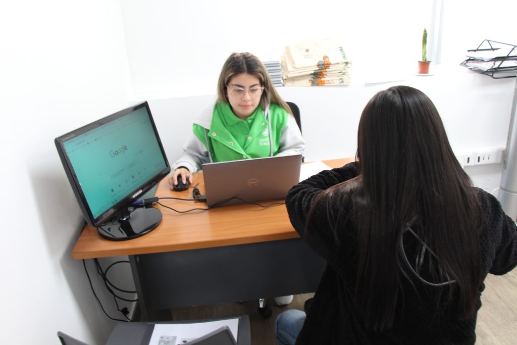 Estudiantes realizando su proceso de matricula en la sede de Santo Tomas Antofagasta