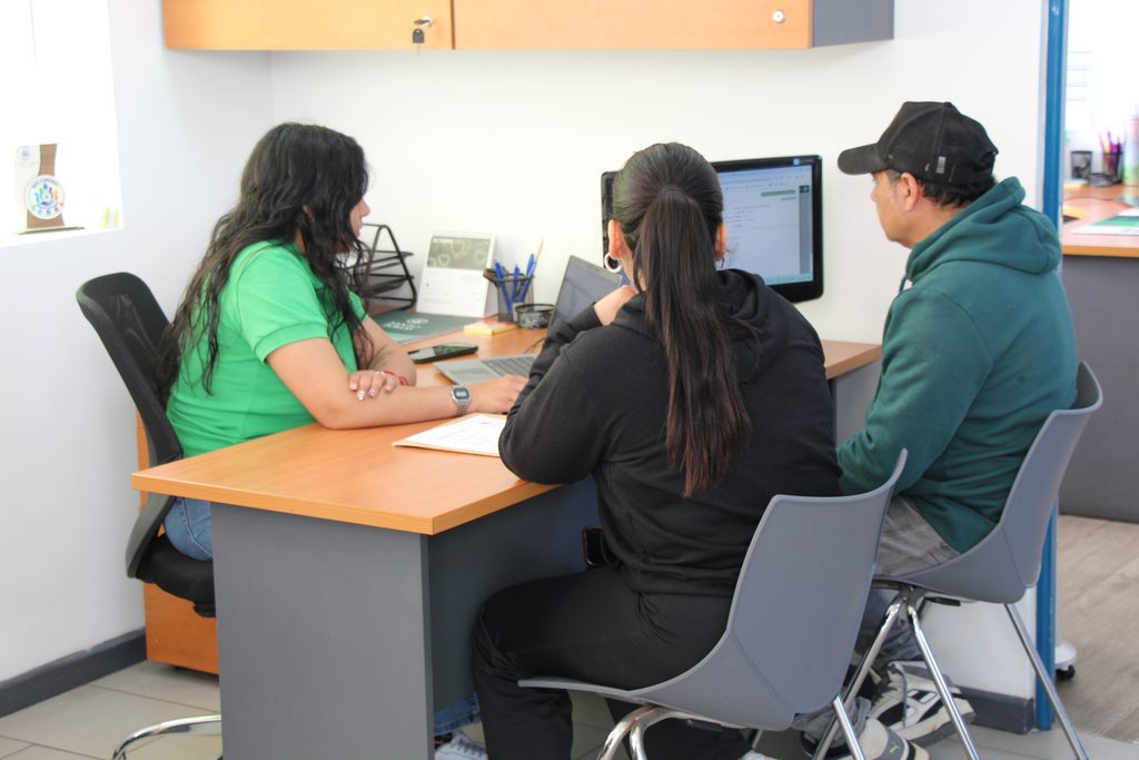 Estudiantes realizando su proceso de matricula en la sede de Santo Tomas Antofagasta