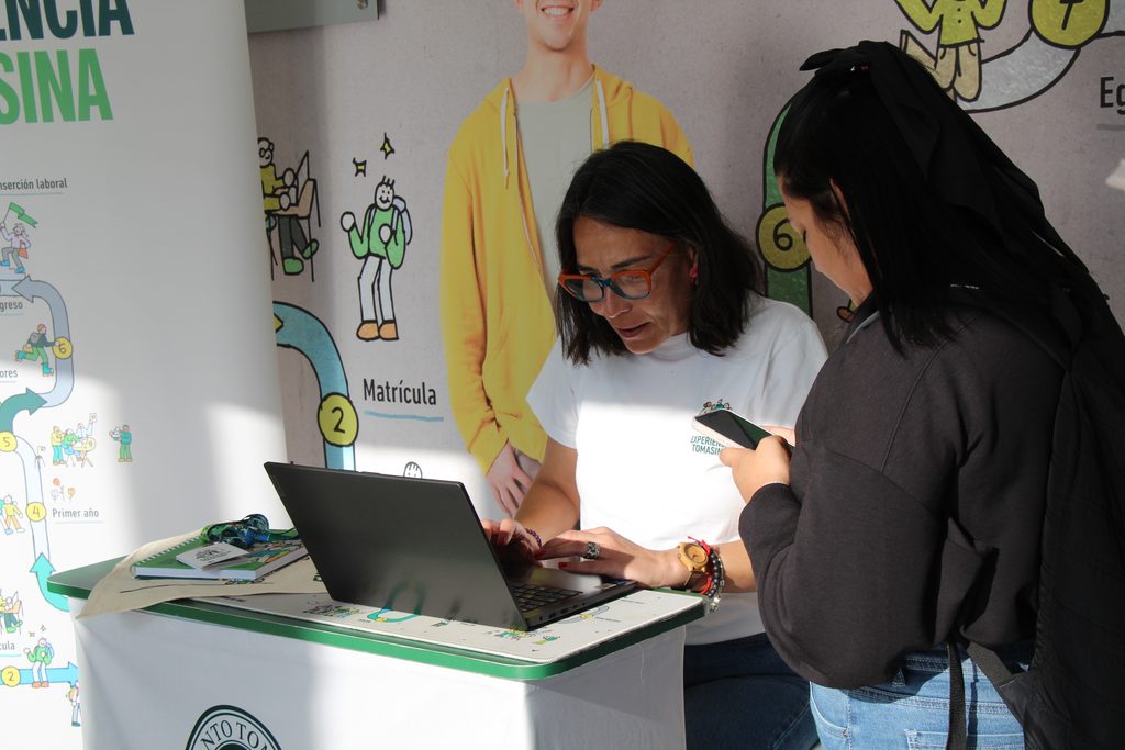 Estudiantes realizando su proceso de matricula en la sede de Santo Tomas Antofagasta