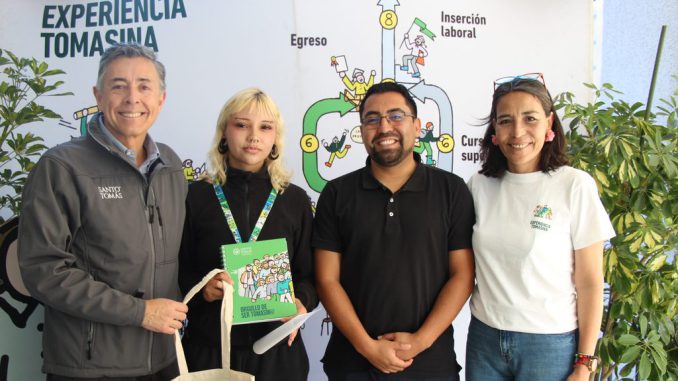 Estudiantes realizando su proceso de matricula en la sede de Santo Tomas Antofagasta