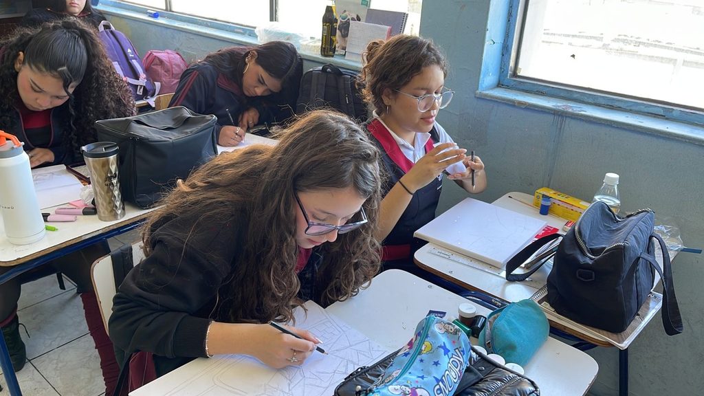 Estudiantes de enseñanza media presentan sus obras en la exposición de artes visuales MATERIA en Antofagasta.