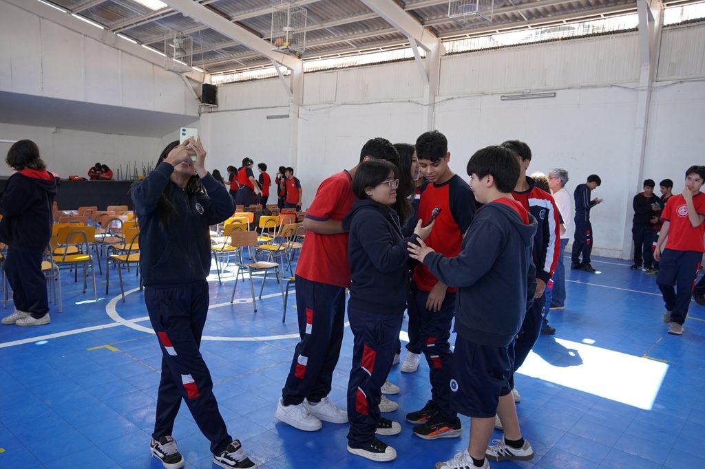 Estudiantes de enseñanza media presentan sus obras en la exposición de artes visuales MATERIA en Antofagasta.