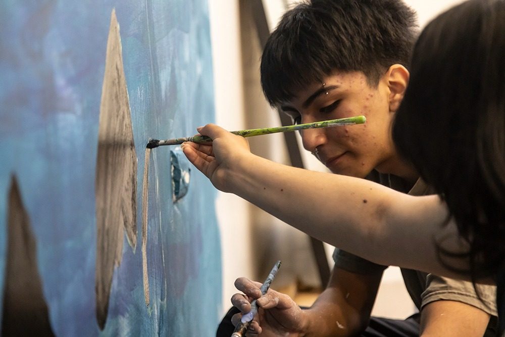 Estudiantes de enseñanza media presentan sus obras en la exposición de artes visuales MATERIA en Antofagasta.