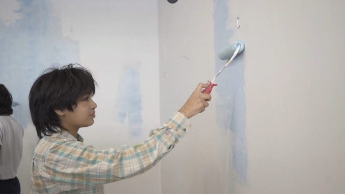 Estudiantes de enseñanza media presentan sus obras en la exposición de artes visuales MATERIA en Antofagasta.
