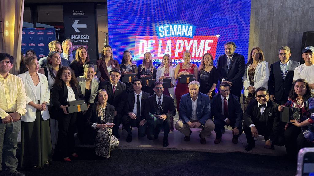 SEMANA DE LA PYME CIERRA EN ANTOFAGASTA CON CERCA DE 20 ACTIVIDADES Y RECONOCIMIENTO A LYH FITNESS Emprendedores galardonados durante el cierre de la Semana de la Pyme 2026 en Antofagasta