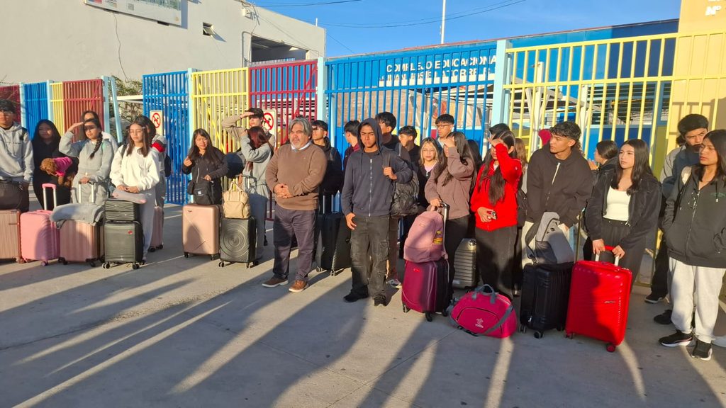SERNATUR ANTOFAGASTA DA INICIO A LA TEMPORADA 19 DEL PROGRAMA GIRA DE ESTUDIO Estudiantes de Mejillones partiendo rumbo a Iquique en el inicio de la Temporada 19 del programa Gira de Estudio de SERNATUR