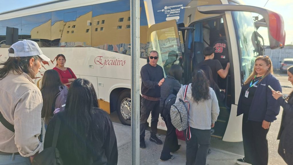 SERNATUR ANTOFAGASTA DA INICIO A LA TEMPORADA 19 DEL PROGRAMA GIRA DE ESTUDIO Estudiantes de Mejillones partiendo rumbo a Iquique en el inicio de la Temporada 19 del programa Gira de Estudio de SERNATUR