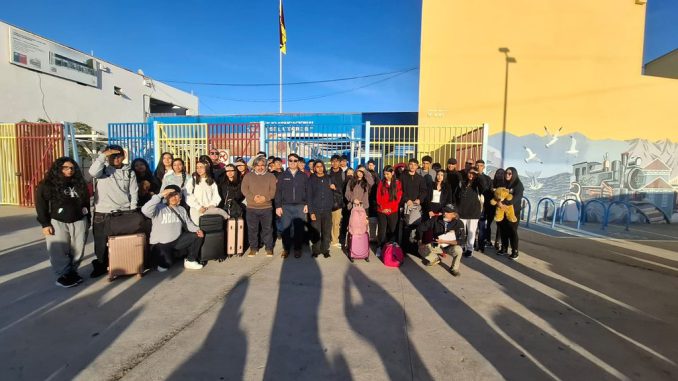 Estudiantes de Mejillones partiendo rumbo a Iquique en el inicio de la Temporada 19 del programa Gira de Estudio de SERNATUR