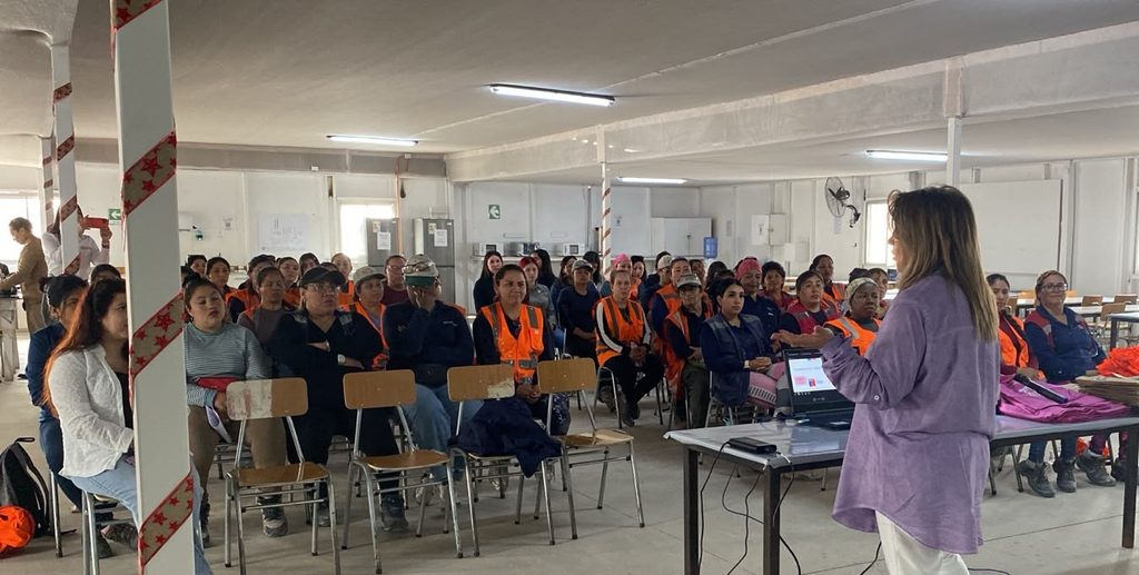 Trabajadoras de la construccion participan en charla de prevencion de cancer de mama y salud femenina