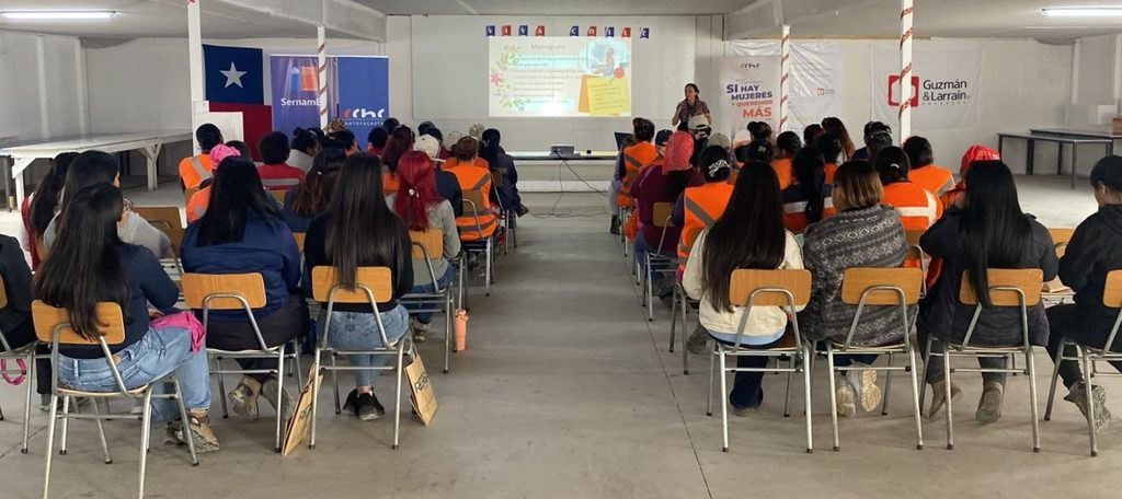 Trabajadoras de la construccion participan en charla de prevencion de cancer de mama y salud femenina