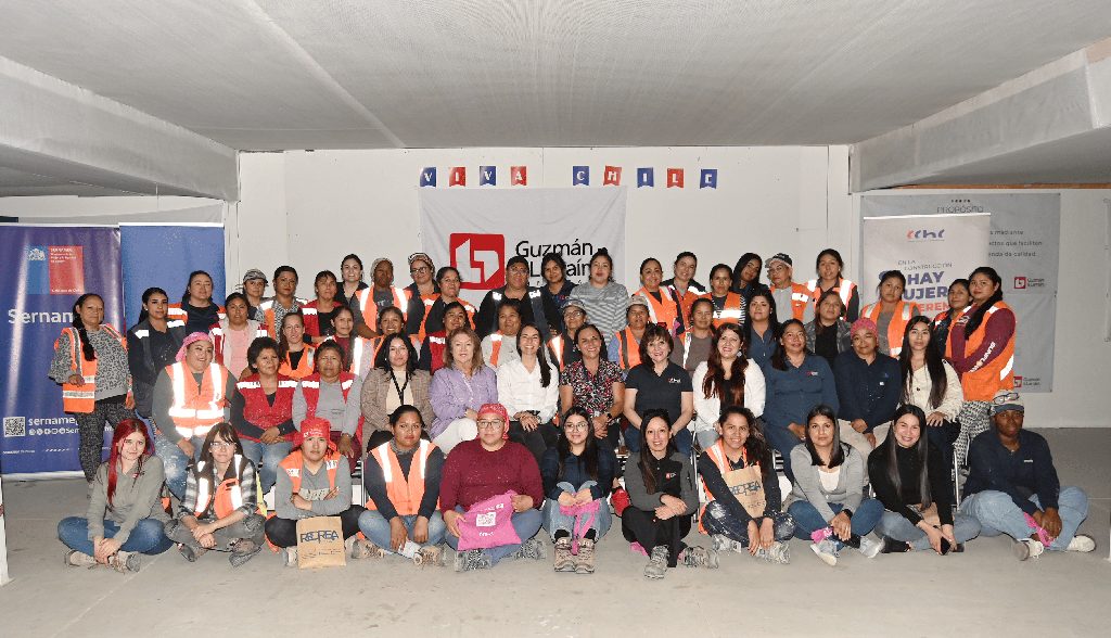 Trabajadoras de la construccion participan en charla de prevencion de cancer de mama y salud femenina