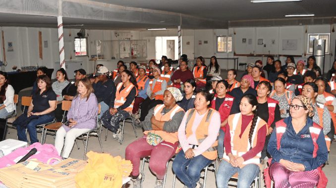 Trabajadoras de la construccion participan en charla de prevencion de cancer de mama y salud femenina