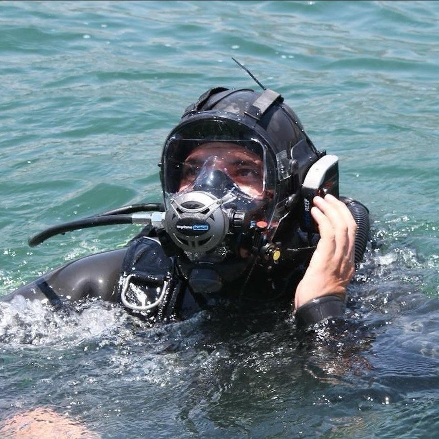 UNIVERSIDAD DE ANTOFAGASTA IMPULSA PROYECTO PARA MONITOREAR LA INDUSTRIA DESALADORA Y PROTEGER EL BORDE COSTERO Investigadores de la Universidad de Antofagasta analizando muestras para monitorear el impacto de plantas desaladoras en el mar.