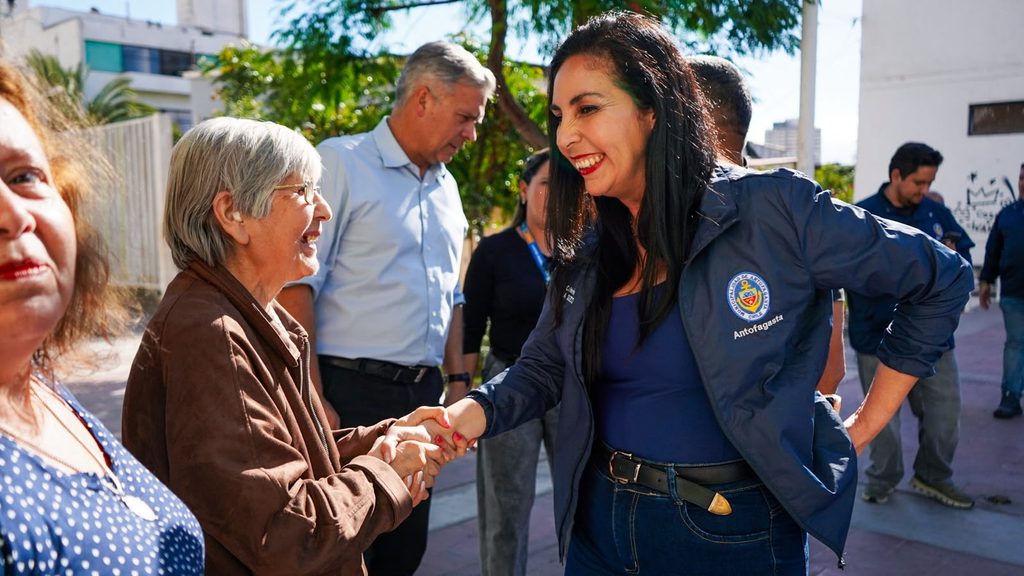 Alcalde de Antofagasta Sacha Razmilic reunido con vecinos de Villa Florida
