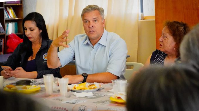 Alcalde de Antofagasta Sacha Razmilic reunido con vecinos de Villa Florida